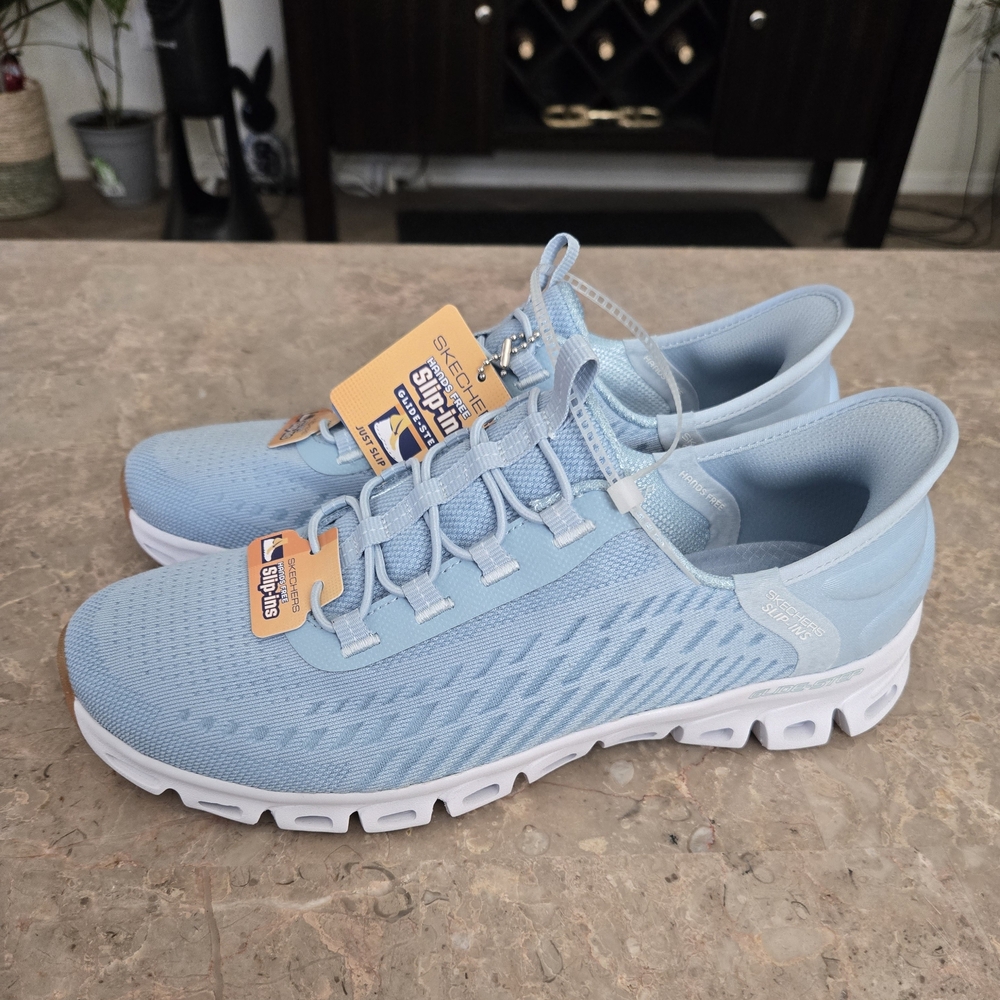 Women's SkechersGlide-Step Tranquility Slip-Ins Sneakers .    Size 7.5